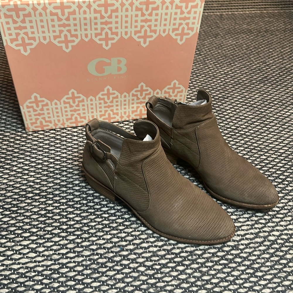 Gianni Bini leather booties 8